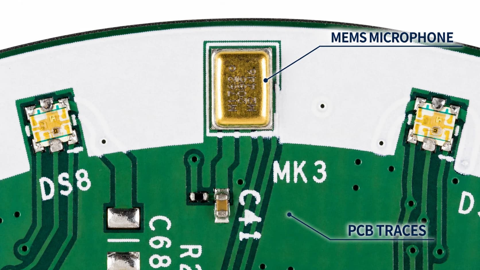 Ảnh cận cảnh một microphone MEMS màu vàng và các đường mạch trên PCB.
