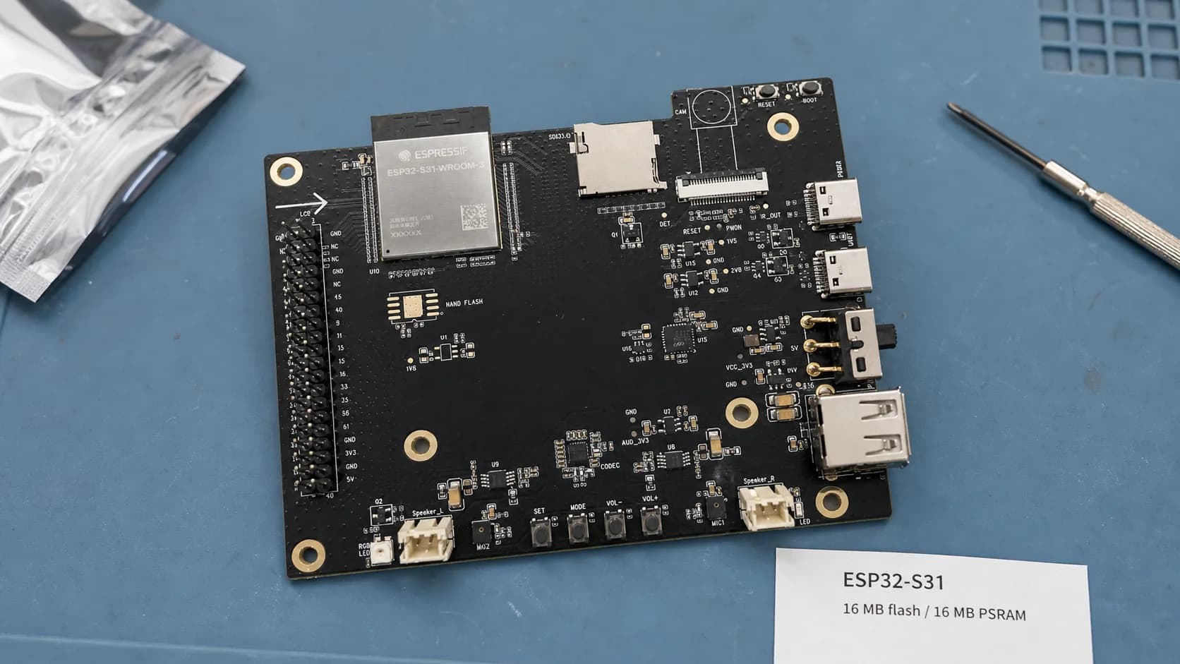 Board phát triển ESP32-S31-Korvo-1 với các cổng nguồn, UART và USB host