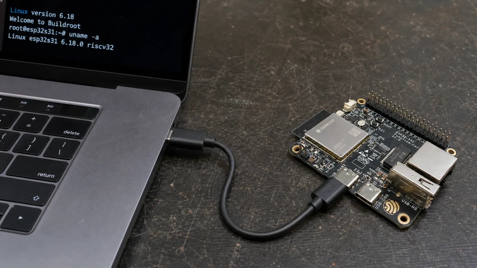 Linux BusyBox console của ESP32-S31 hiển thị trên MacBook Pro qua UART