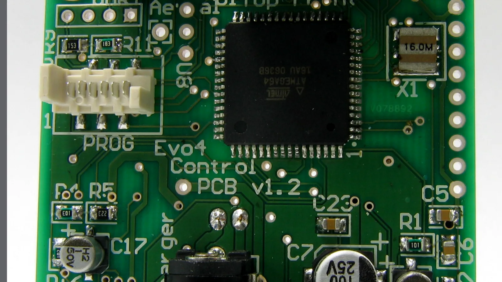 Một bo mạch đã được lắp nhiều linh kiện SMD
